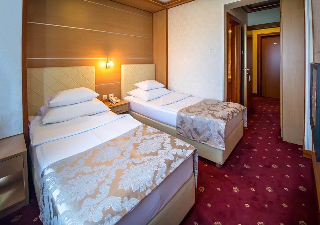 Hotel Cezar Banja Luka Esterno foto
