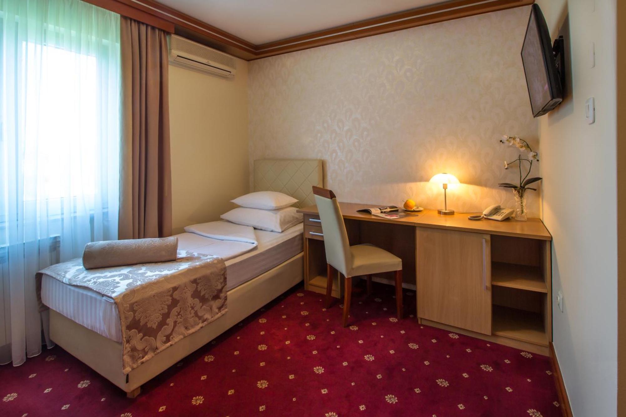 Hotel Cezar Banja Luka Esterno foto