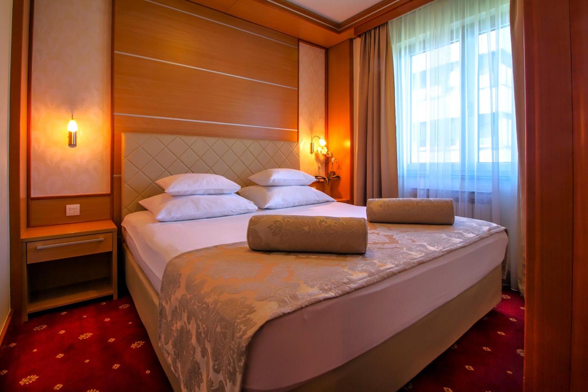 Hotel Cezar Banja Luka Esterno foto