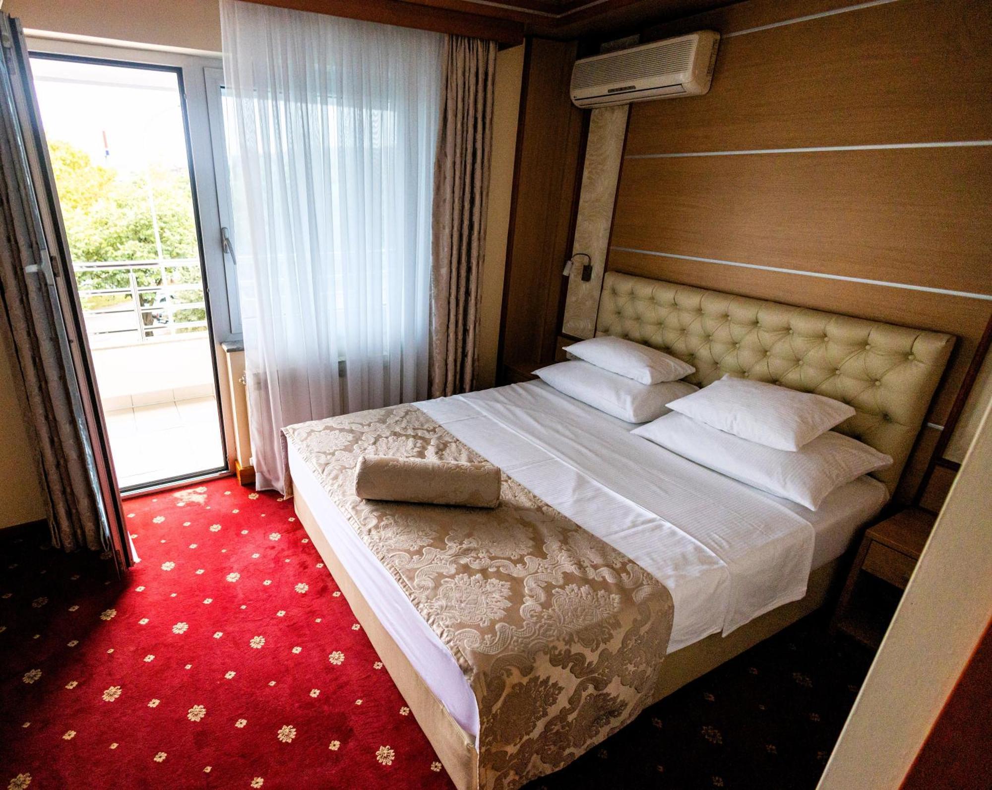 Hotel Cezar Banja Luka Esterno foto