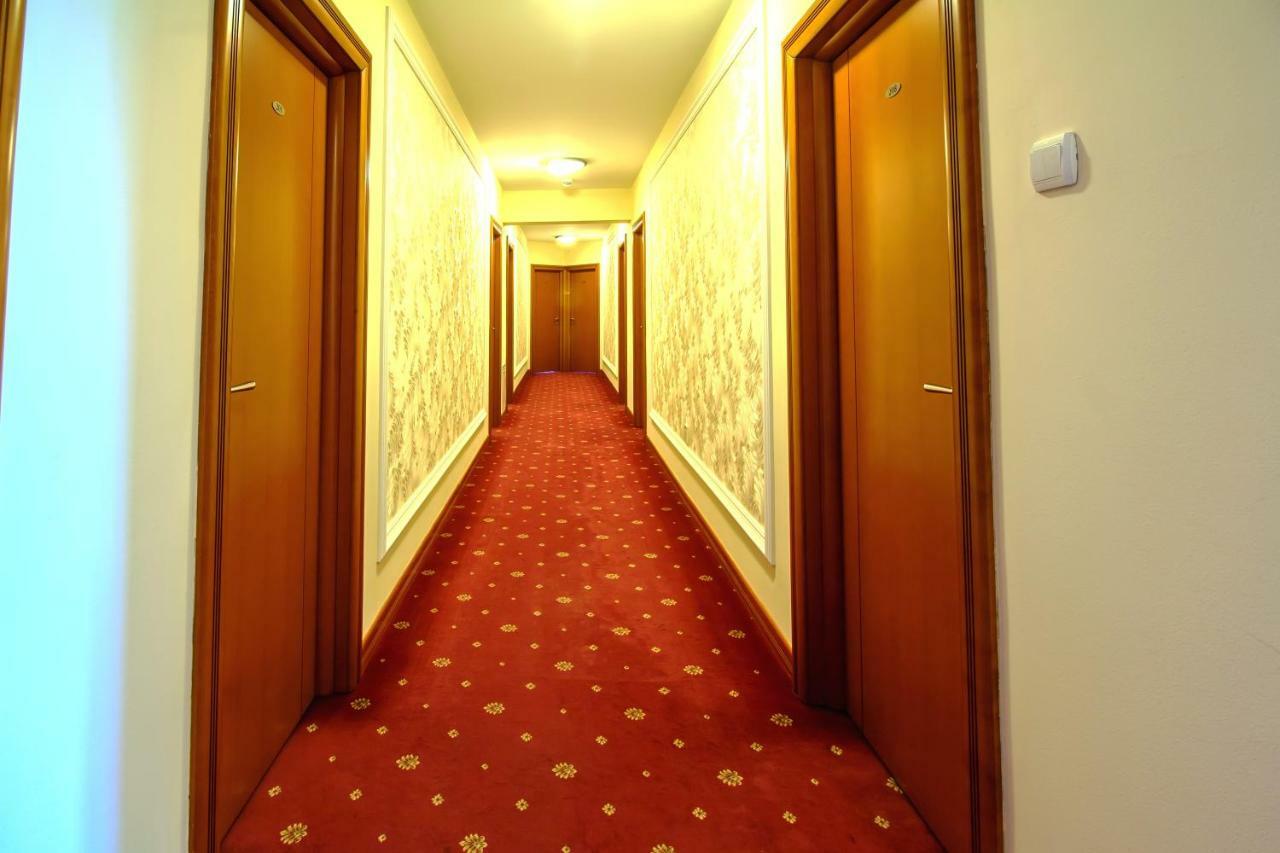 Hotel Cezar Banja Luka Esterno foto